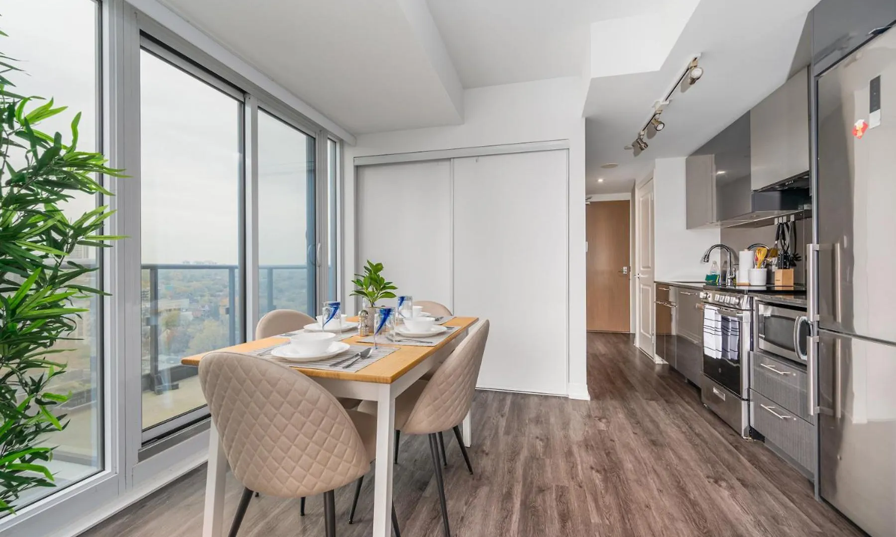 Toronto Garden Suites Apartment